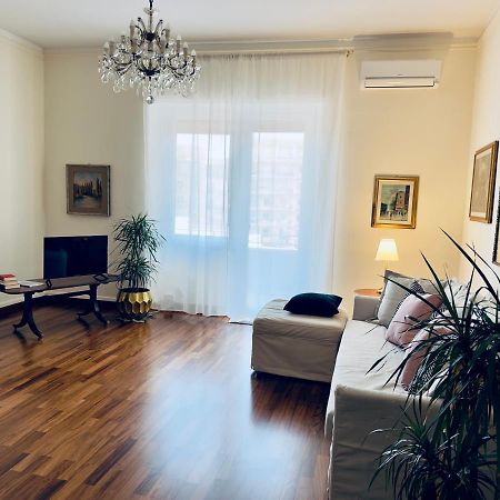 Elegant Apartment In City Center Cagliari Exterior photo