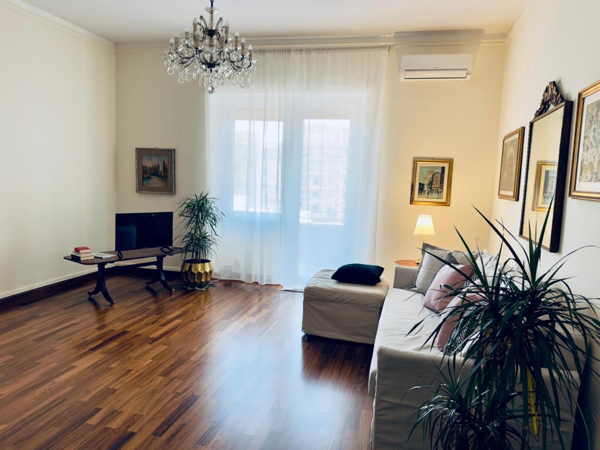 Elegant Apartment In City Center Cagliari Exterior photo