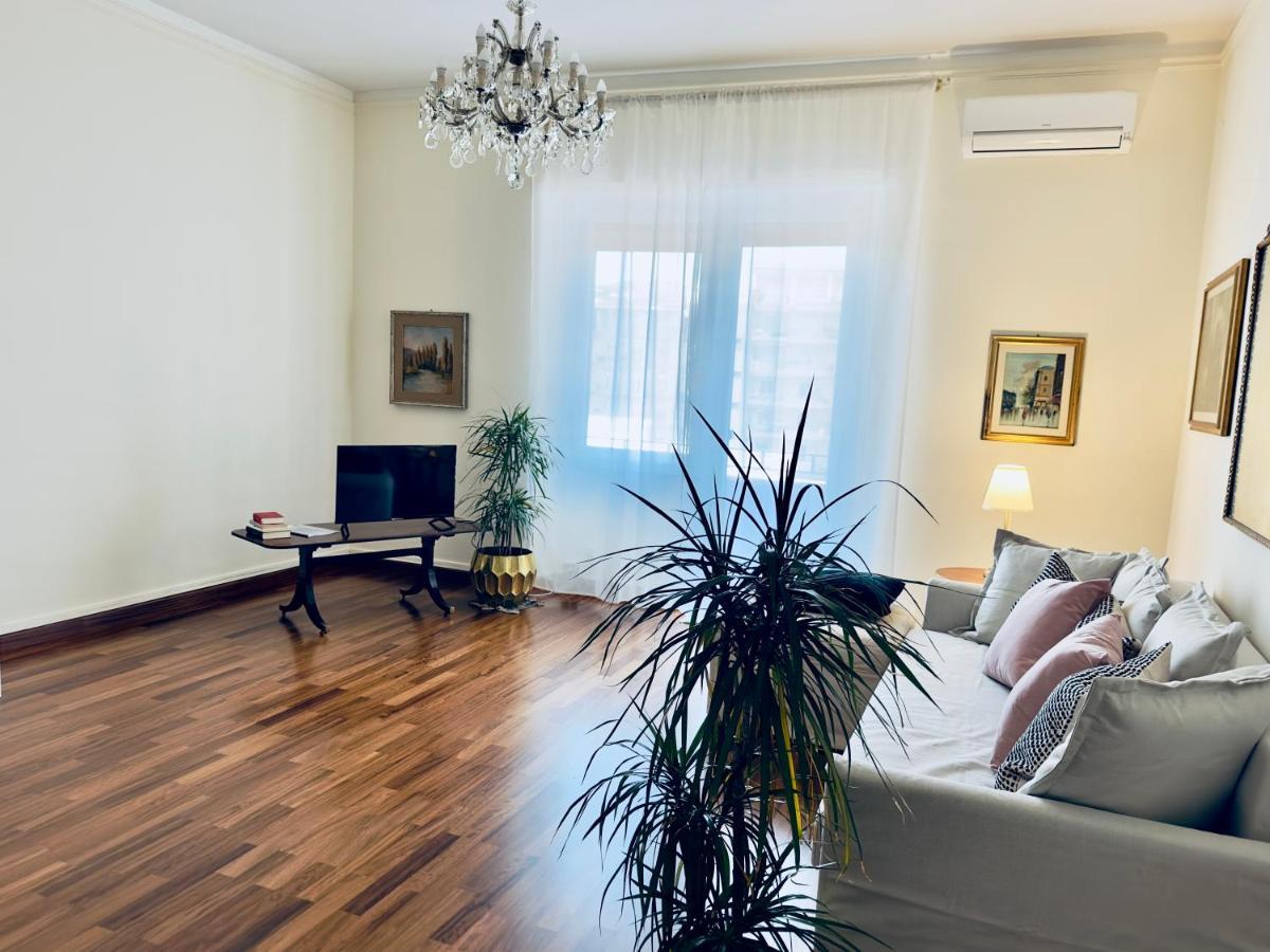Elegant Apartment In City Center Cagliari Exterior photo