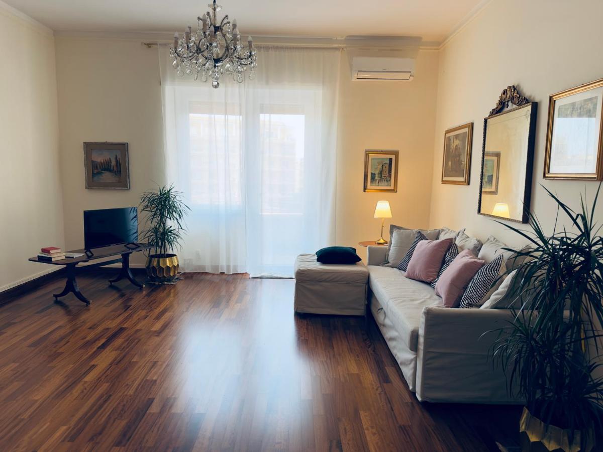 Elegant Apartment In City Center Cagliari Exterior photo